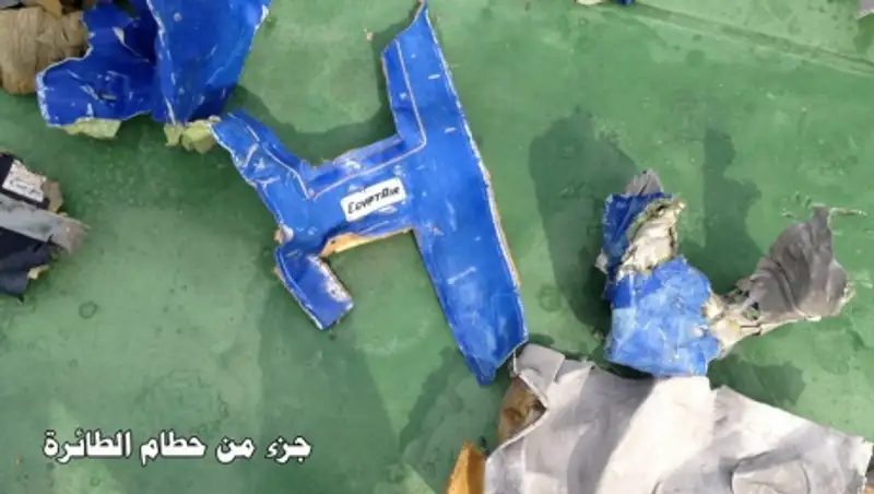 В сети появились первые фото обломков самолета EgyptAir и спасжилетов
