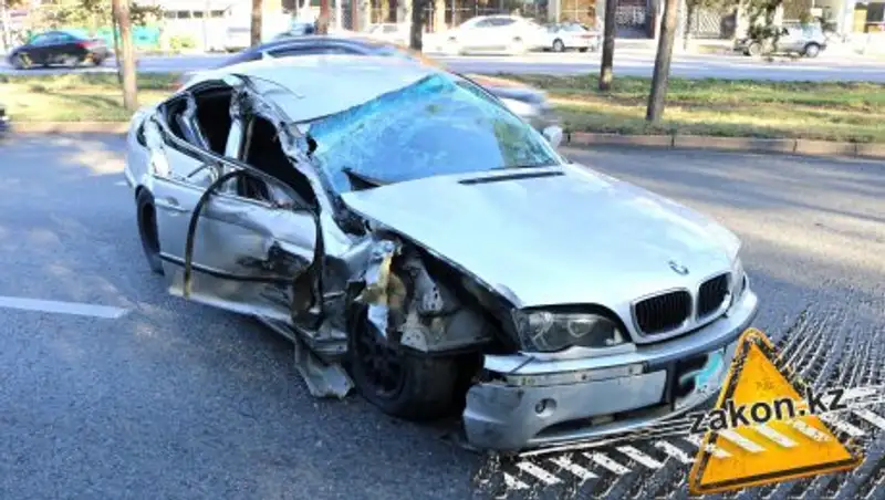 Два BMW и грузовик столкнулись в Алматы