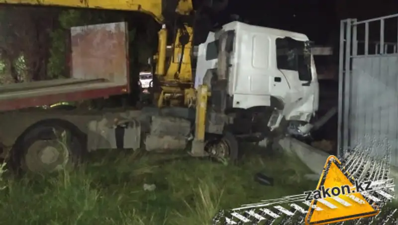 В Алматы грузовик въехал в трактор и сбил двух дорожных рабочих