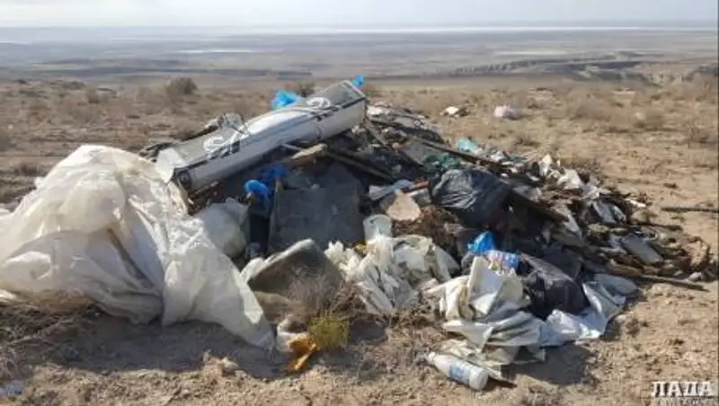 Самая глубокая впадина в Казахстане превращается в свалку