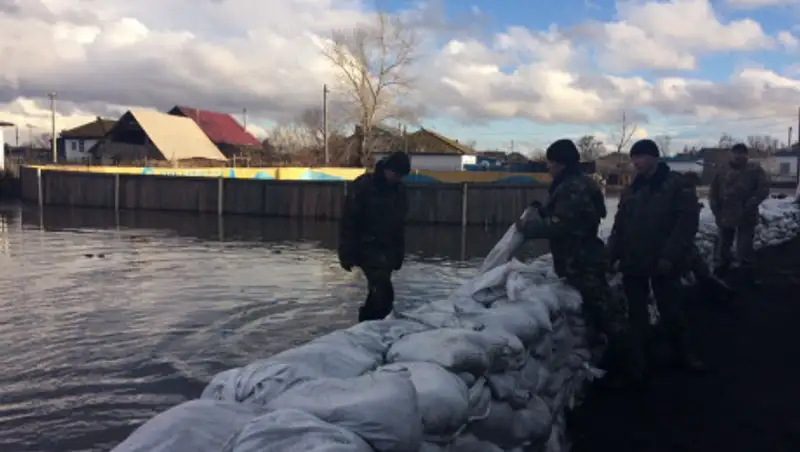 Помощь в противопаводковых мероприятиях оказывают поселку Караоткель близ столицы