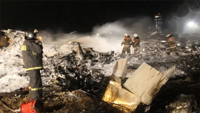 Спасатели нашли потерянный речевой самописец разбившегося Boeing, фото - Новости Zakon.kz от 21.11.2013 01:06