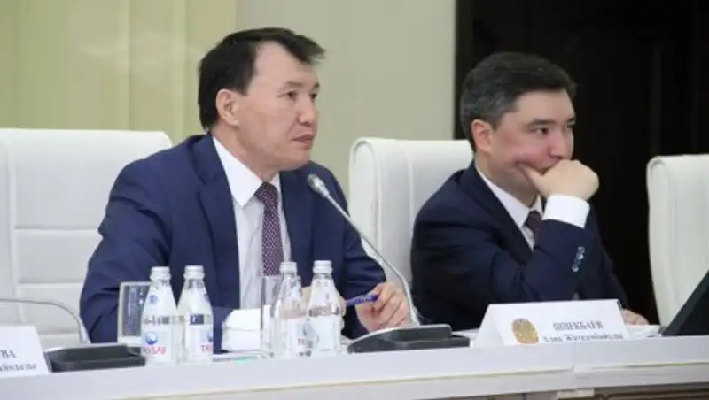 Глава АДГСПК: Госслужащим с детьми позволят позже приходить на работу