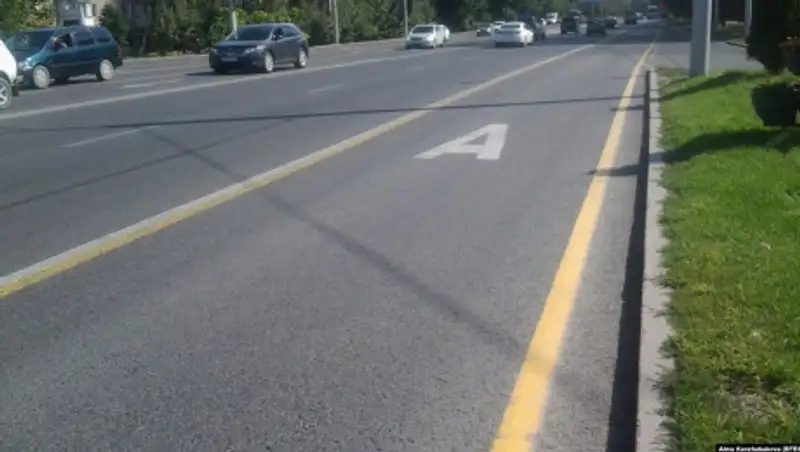 Более 400 водителей оштрафовали в Алматы за езду по полосе для общественного транспорта