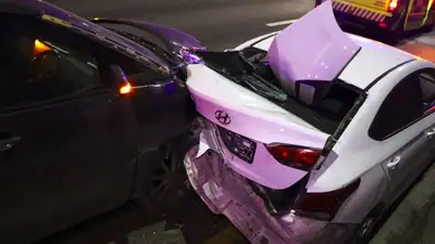 Минивэн врезался в припаркованный автомобиль в центре Алматы. Пострадали два человека, фото - Новости Zakon.kz от 01.11.2023 02:50