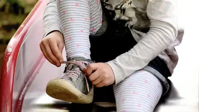 В Астане 5-летней девочке отрезало часть пальца во дворе, фото - Новости Zakon.kz от 08.11.2022 12:58