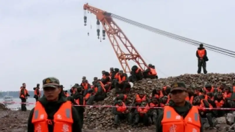 Китайские спасатели обнаружили тела 65 погибших при крушении теплохода на Янцзы