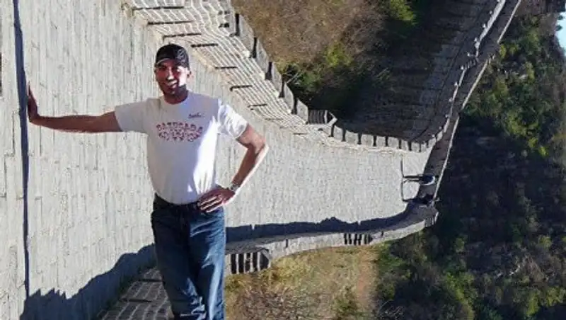 В сети изумились оптической иллюзии с туристом, победившим гравитацию