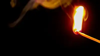 Жена алматинского стрелка угрожает самосожжением