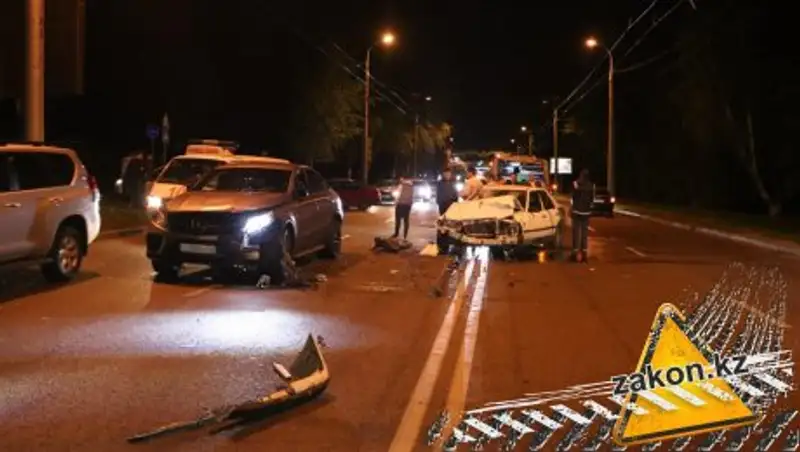 Три авто столкнулись около университета в Алматы