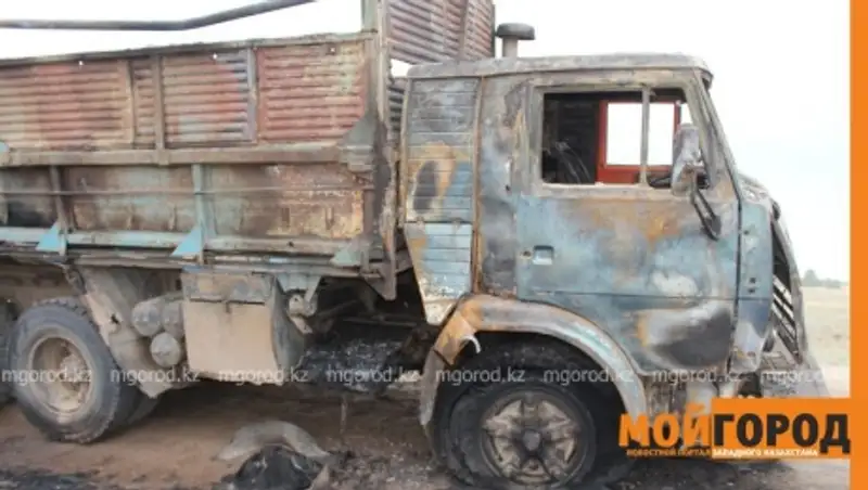 "КамАЗ" с сеном сгорел дотла в Уральске
