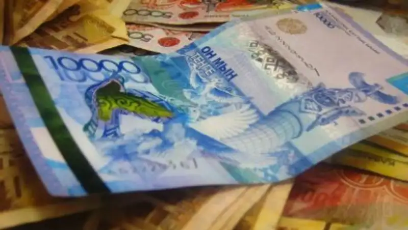 Нацвалюта ослабла почти на 2 тенге