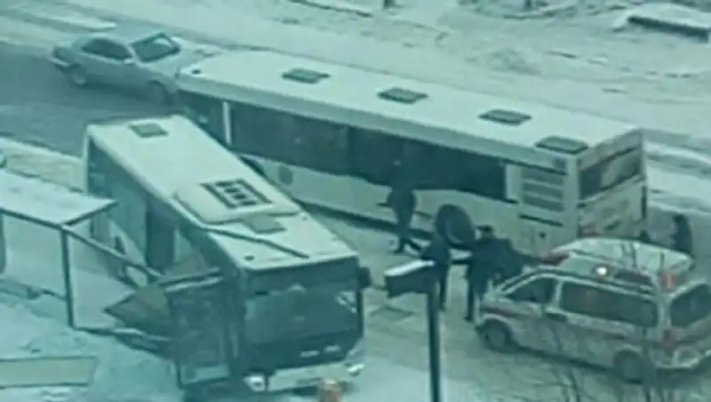 Легковой автомобиль и два автобуса столкнулись в Астане