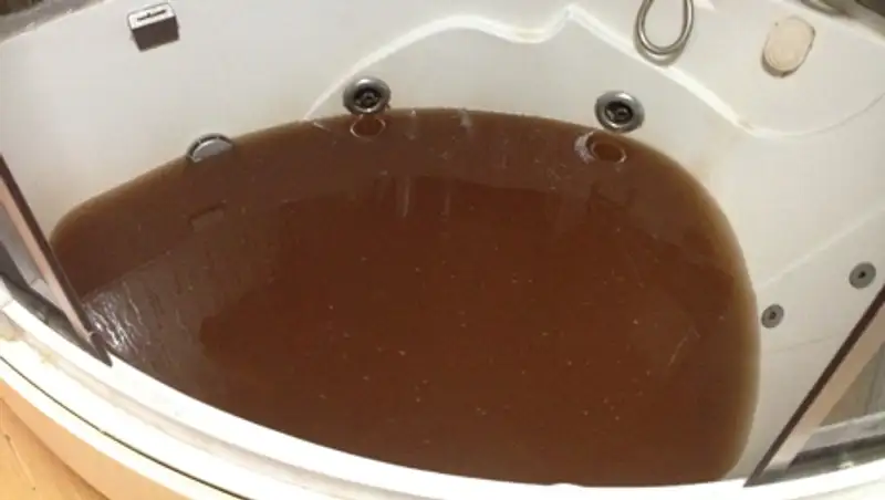 Жители Актау снова жалуются на грязную воду