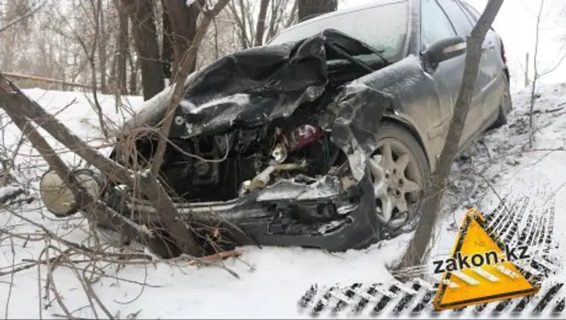 В Алматы столкнулись Mercedes и Mitsubishi