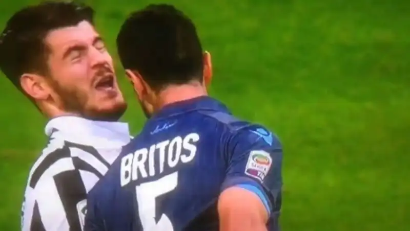 Защитник «Наполи» Бритос ударил форварда «Ювентуса» Морату в стиле Зинедина Зидана