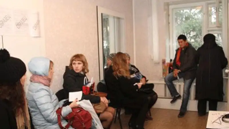 В Усть-Каменогорске желающие переехать в Россию вынуждены сутками стоять в очередях