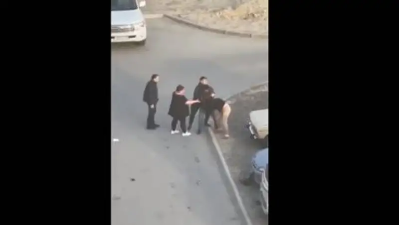 Схватил за волосы и бил руками: мужчина напал на женщину на глазах у прохожих в Актау