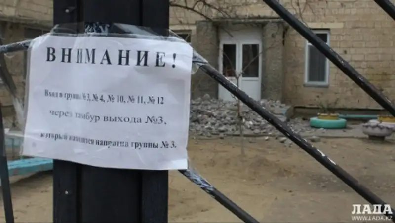 В Актау обрушился козырек над входом в детский сад