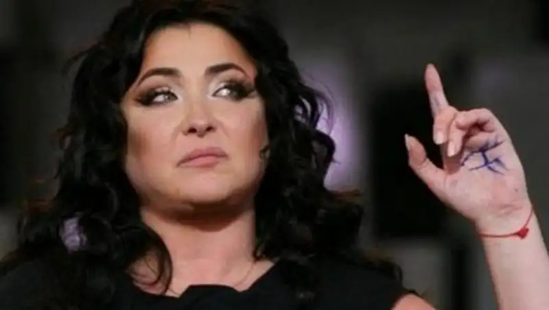 Сплясавшая в аэропорту Лолита ответила критикам