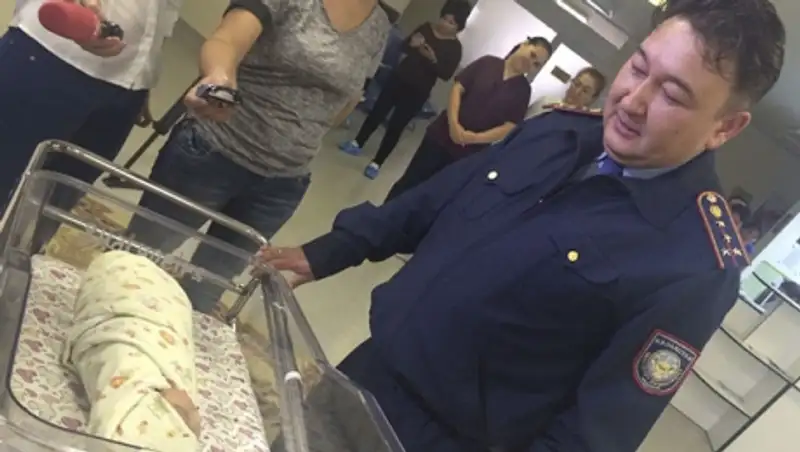 Принявший роды полицейский предложил имя новорожденному