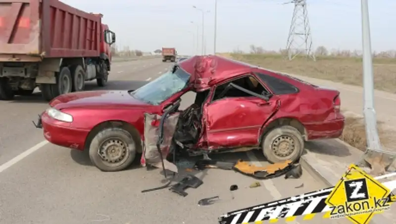 Маневр "отомстить подрезанием" закончился серьезной аварией для водителя Mazda в Алматы