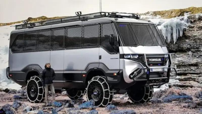 В Украине создали первый в мире автобус-внедорожник