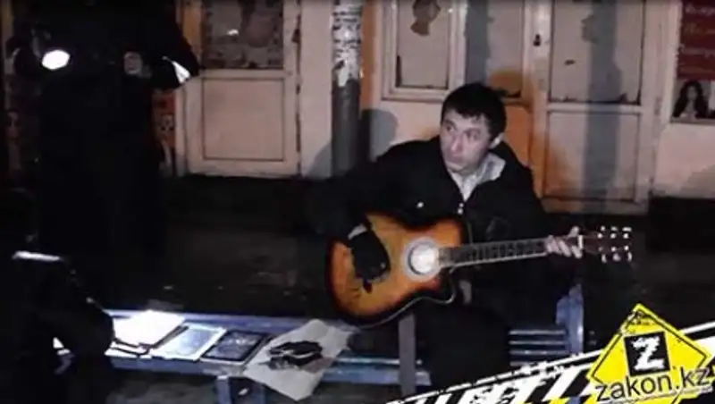 В Алматы подозреваемый в краже телефонов играл на гитаре и пел во время задержания