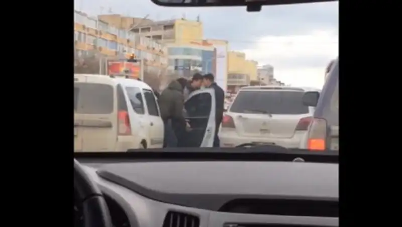 Драка мужчин на дороге попала на видео
