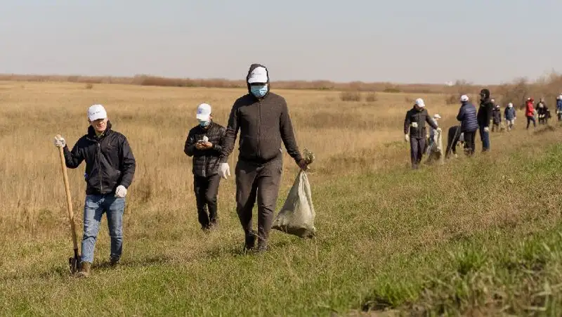 Сотрудники «КазМунайГаза» приняли участие в общегородском субботнике в столице