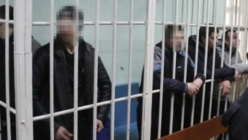 Подозреваемые в убийстве трех женщин в Кыргызстане пытались перерезать себе вены в суде