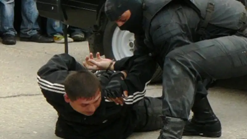 Вооруженного пистолетом и гранатой члена ОПГ задержали полицейские в Алматинской области