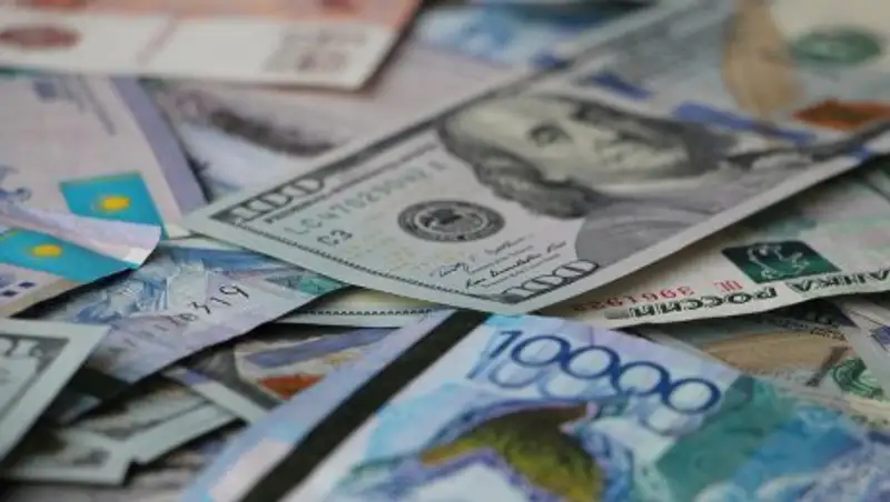 Тенге снова ослабел на торгах