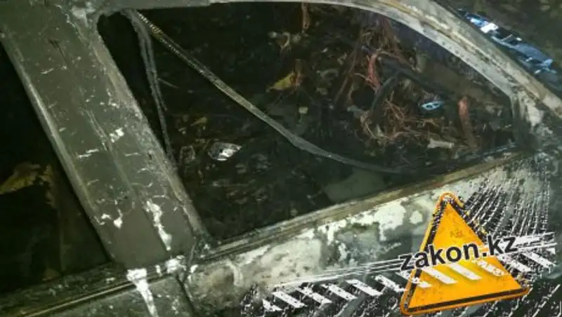 В Алматы сгорела Toyota Camry