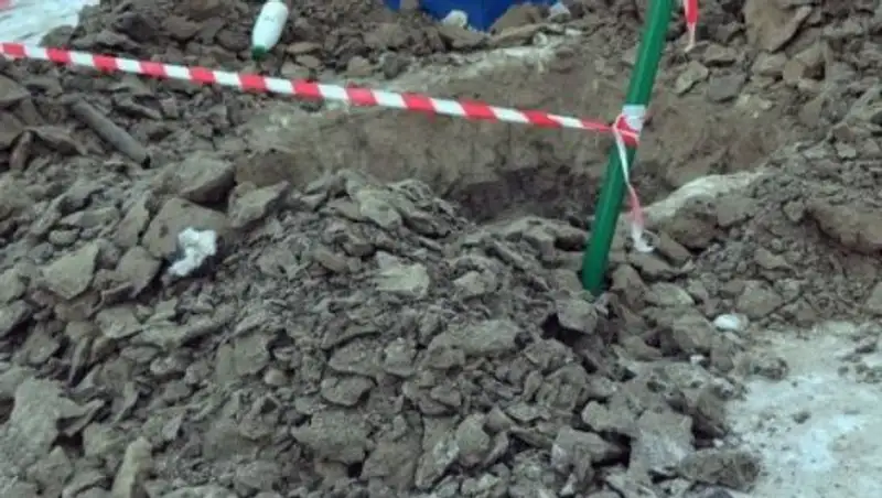 В Атырауской области подросток упал в коммунальную траншею и погиб