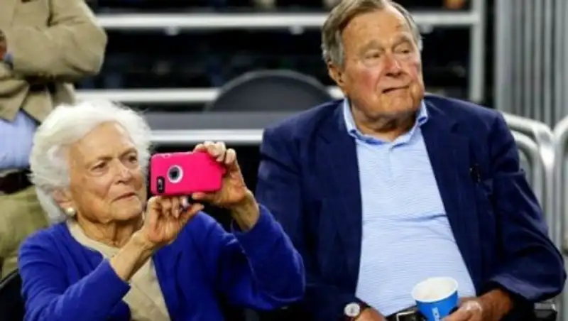 Джордж Буш-старший намерен голосовать за Клинтон