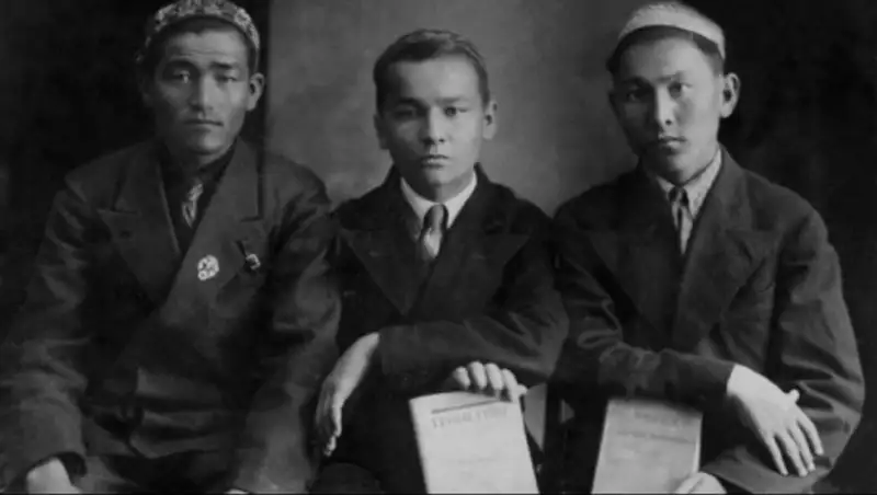 Наш дядя Акбасов Омар писал, что идут тяжелые бои и в стихах прощался с родными