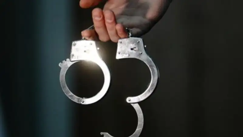 В Атырау арестовали мужчину, ударившего своих детей удлинителем