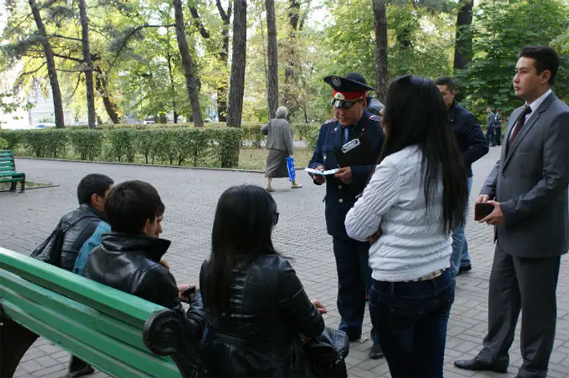 В Алматы после рейда в парках привлекли 37 человек за нарушение благоустройства и курение, фото - Новости Zakon.kz от 21.10.2013 17:51