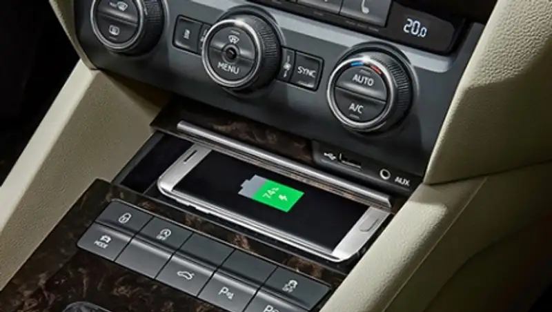 Skoda Superb и Octavia получат беспроводную зарядку смартфонов