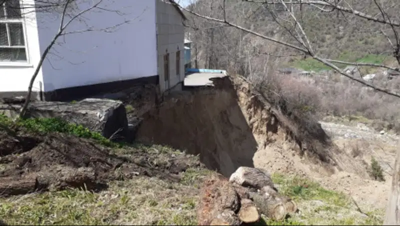 Крупнейший за последние годы оползень сошел в Алматы