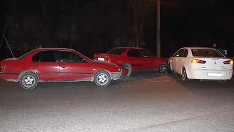 Два одинаковых Ниссана и Лансер столкнулись в Алматы