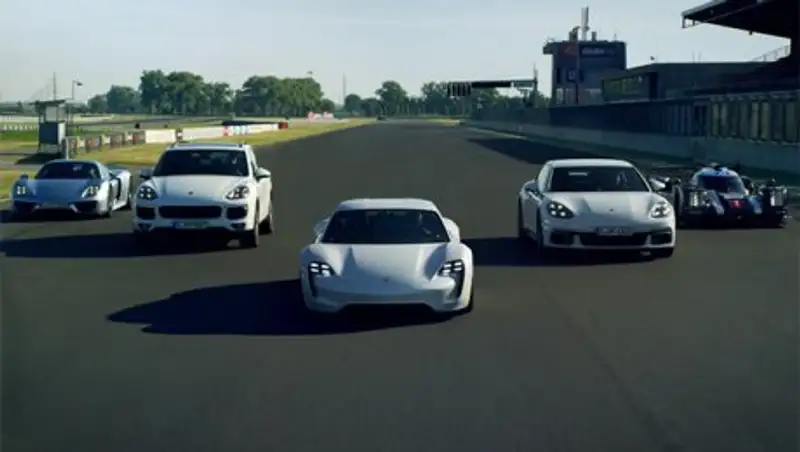 Porsche собрал в одном видео все «зеленые» модели