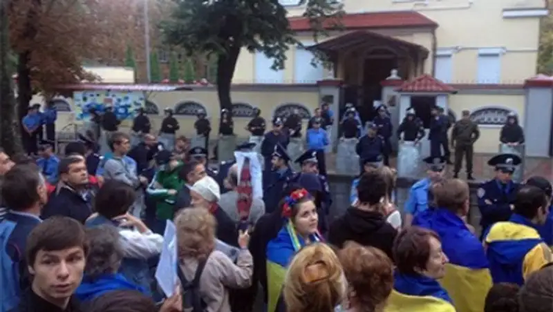 Российское генконсульство в Харькове закидали яйцами и мукой