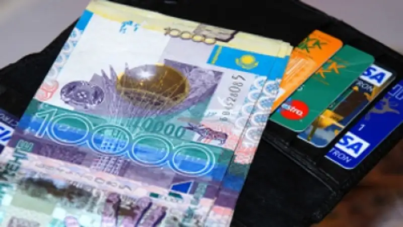 Зарплаты госслужащих в РК должны быть близки к уровню работников нацкомпаний - эксперт