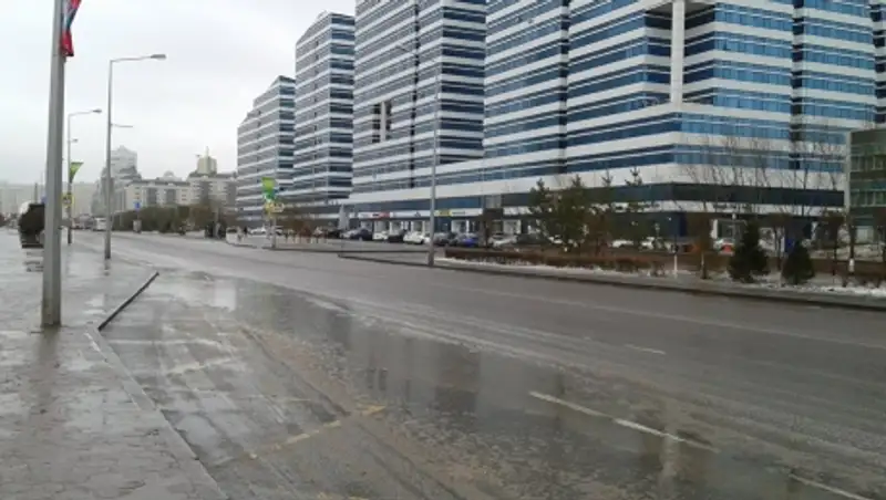 Дождь со снегом вызвал гололед в Астане