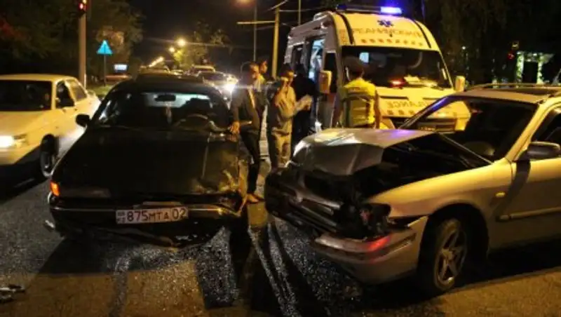 В Алматы Mazda не пропустила Mitsubishi, пострадали трое