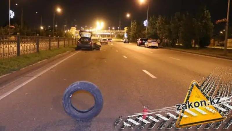 Колесо не спасло: три машины столкнулись в Алматы