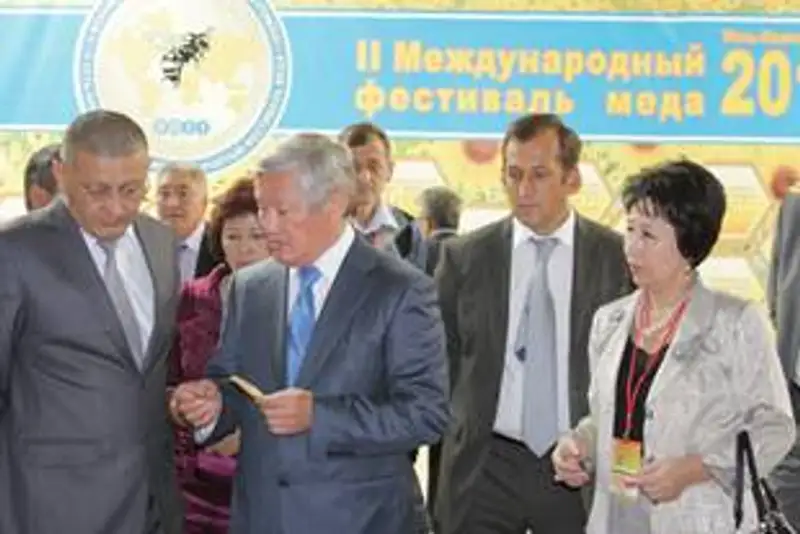 Аким области Бердыбек Сапарбаев побывал  с рабочим визитом в городе Семей, фото - Новости Zakon.kz от 09.12.2011 21:03