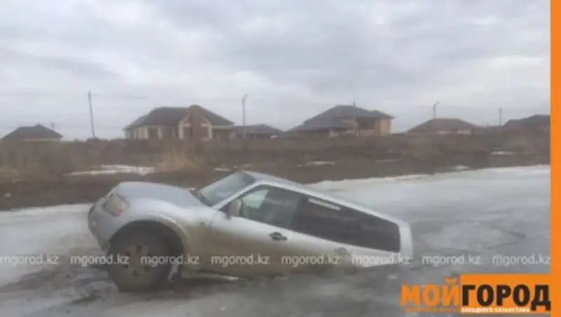 Джип ушел под лед в пригороде Атырау